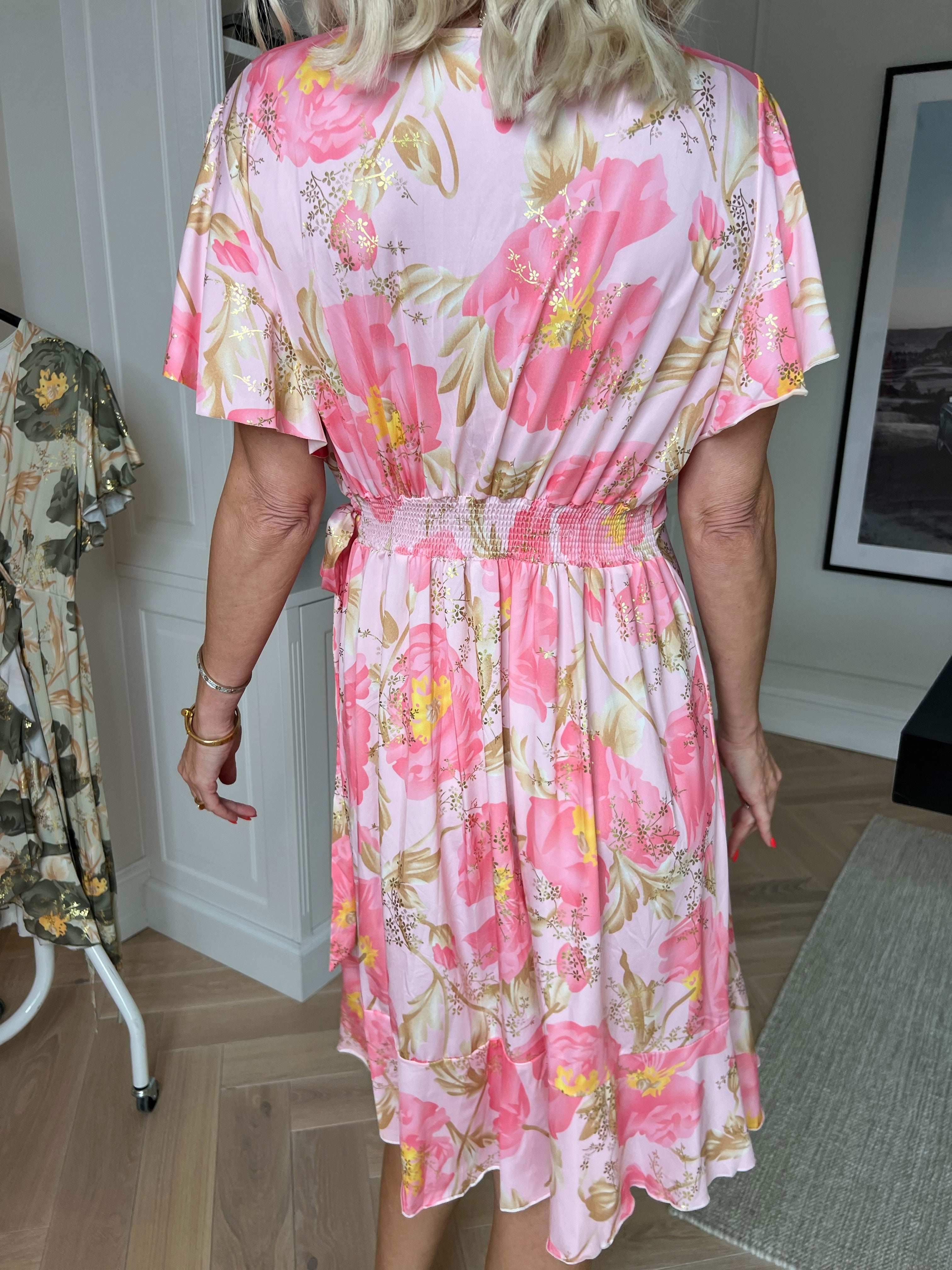 Savina Botanic S/S - Blommig stretchklänning med omlott och volangärmar